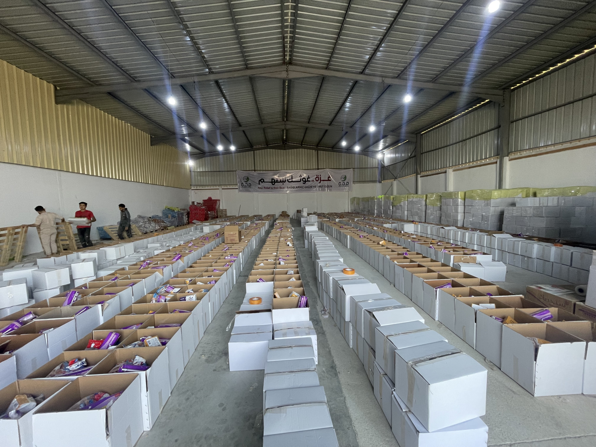 غزي دستك تجهز 150,000 طرد غذائي في مصر للنازحين في غزة