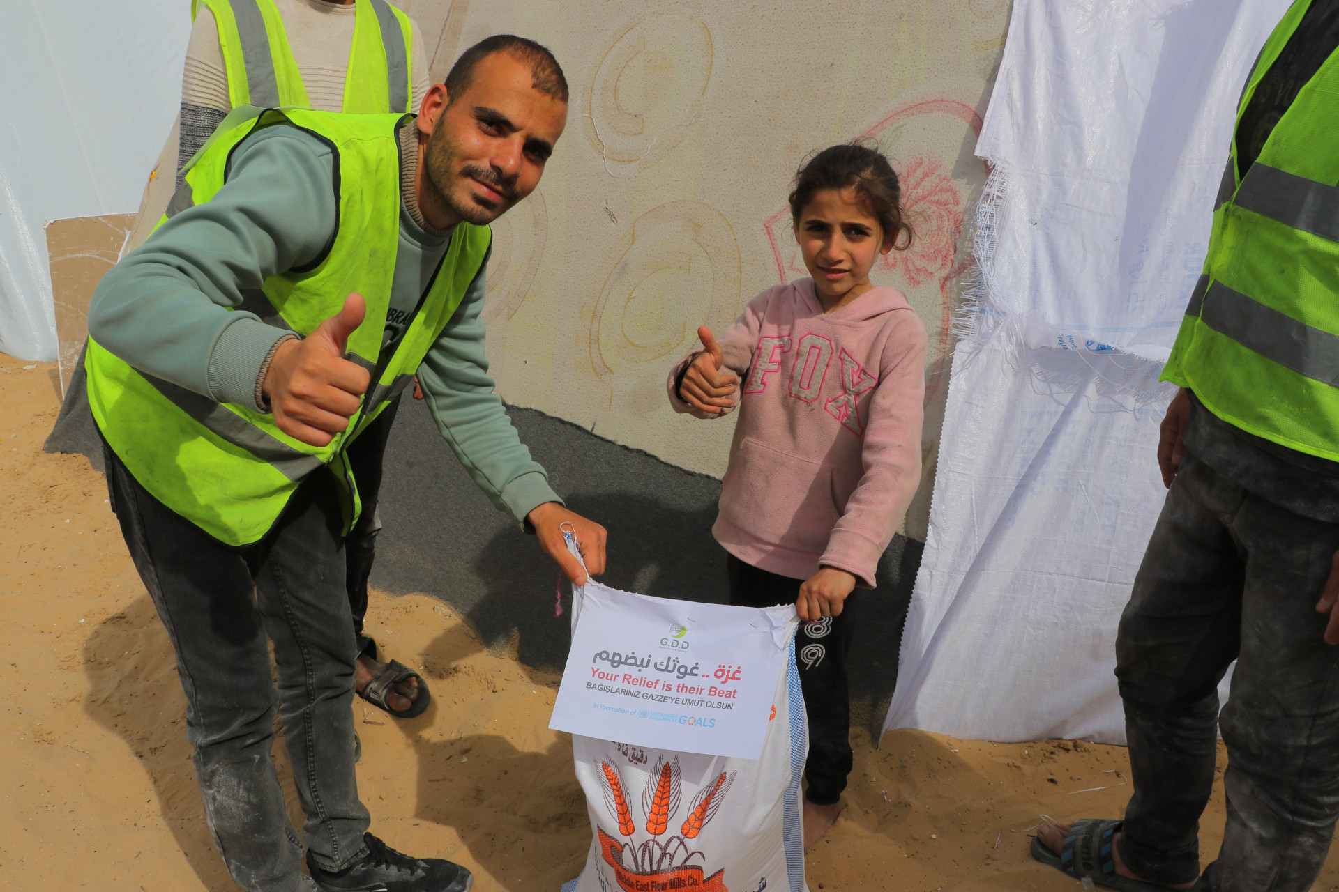 شاحنات الطحين وصلت من مصر إلى النازحين في غزة