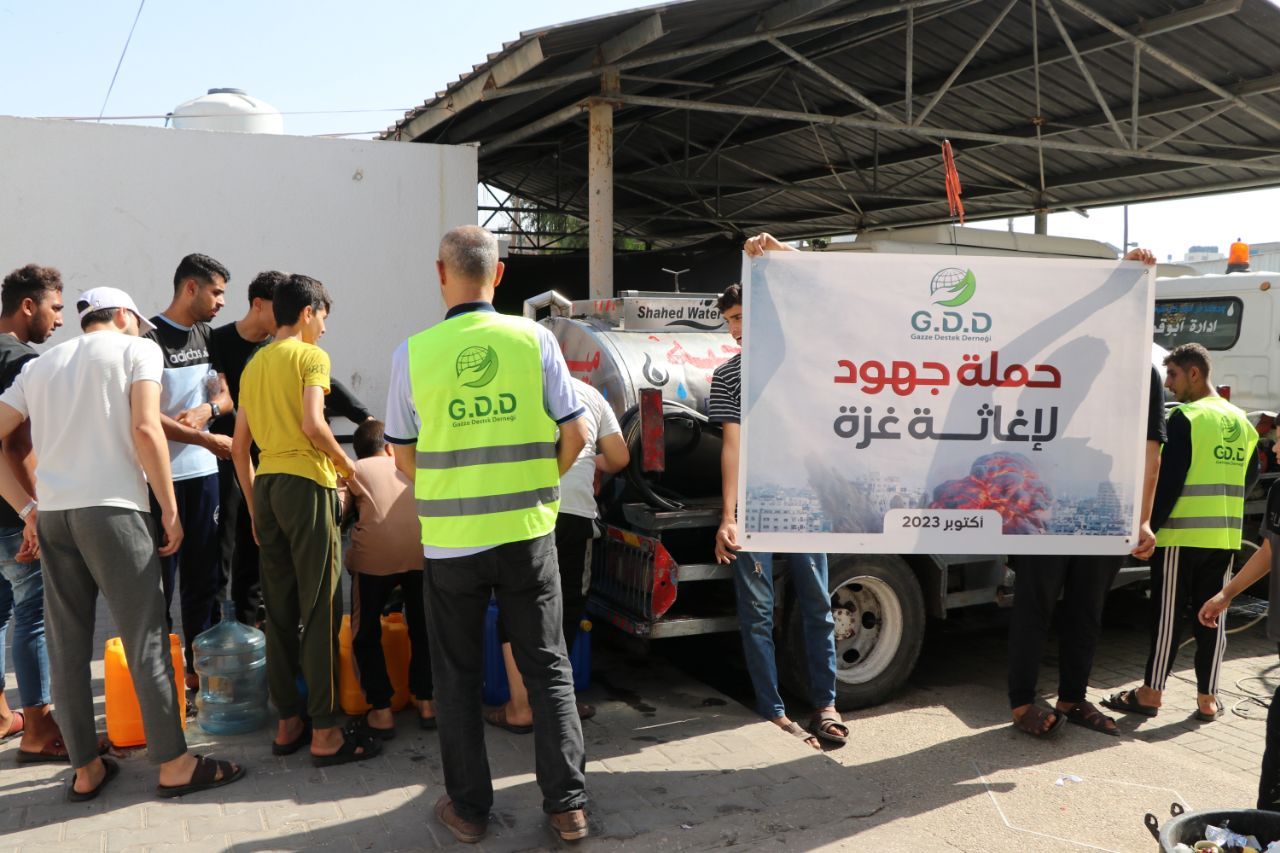 غزي دستك تواصل توفير مياه شرب للنازحين في مدارس الإيواء