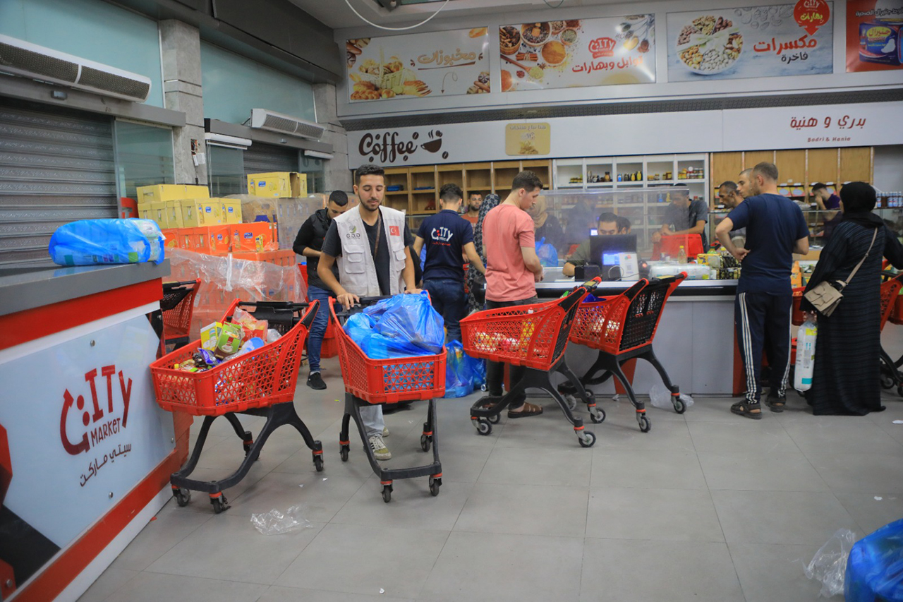 غزي دستك تنفذ مشروع القسائم الشرائية للأسر النازحه