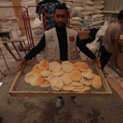 Gazze Destek prepares charitable bread and distributes it to displaced people in the Gaza Strip