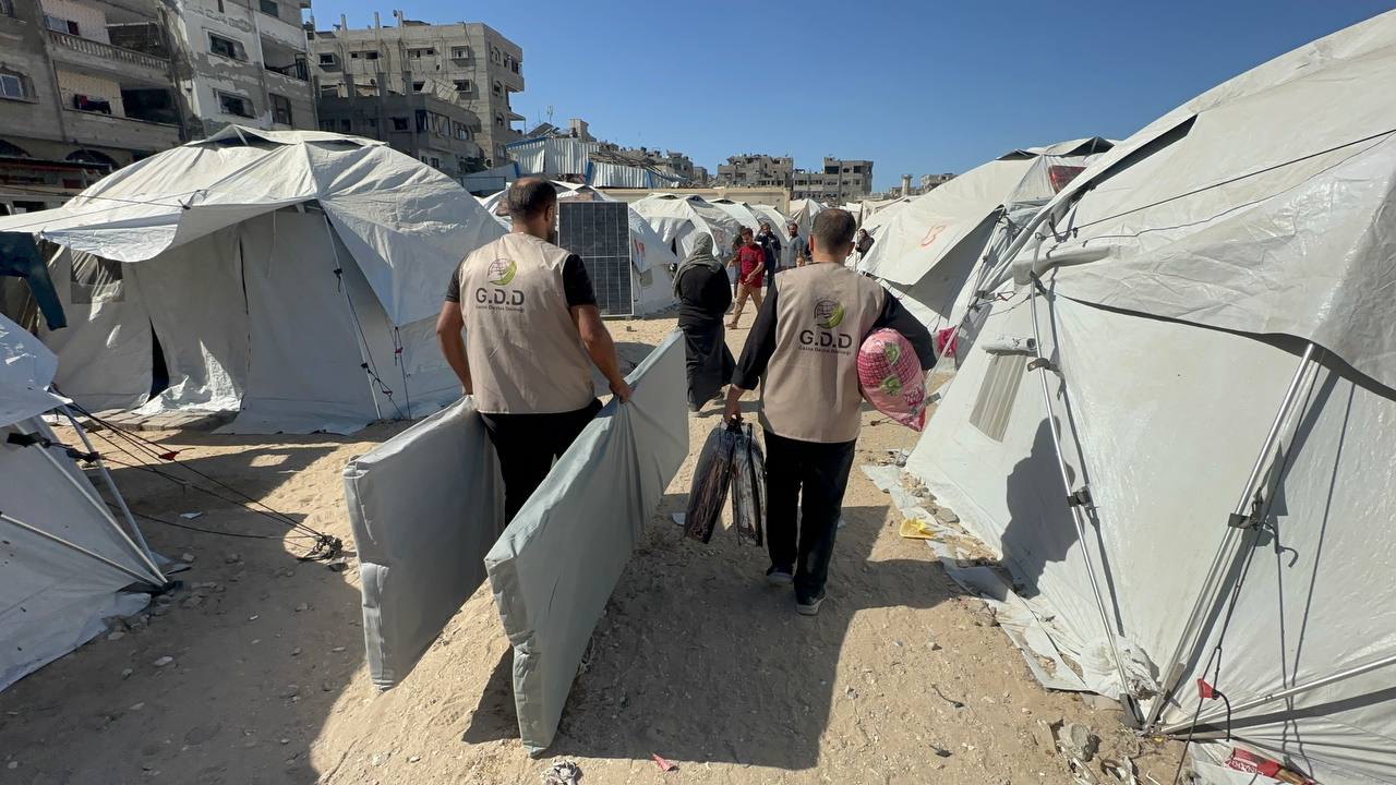 توزيع مساعدات طارئة للنازحين في شمال القطاع (حطب – مخدات – فرشات – بطانيات)