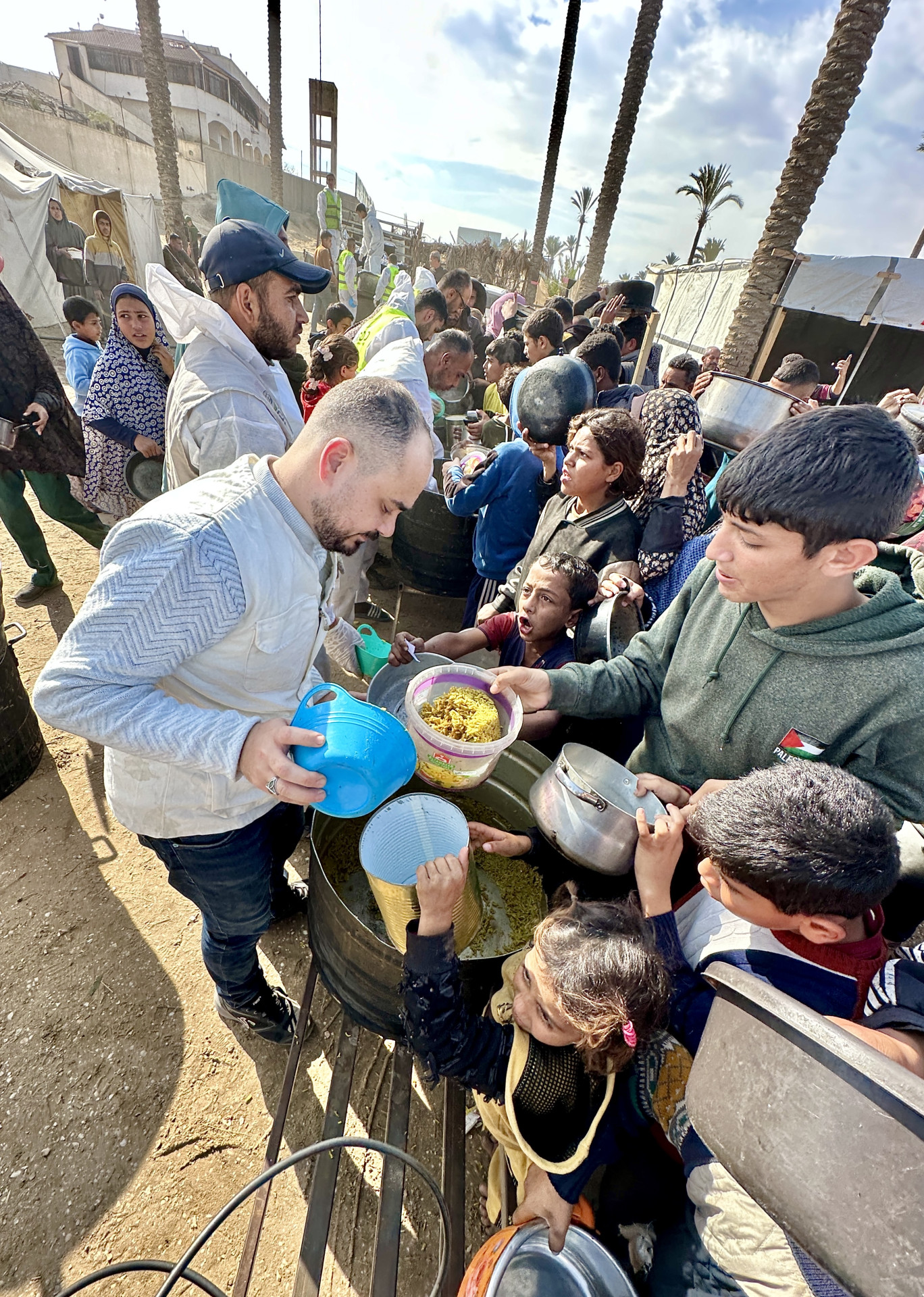 غزي دستك توزع وجبات رز ولحم على النازحين في غزة