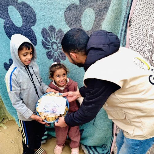Gazze Destek distributes sweets to displaced families in shelter camps