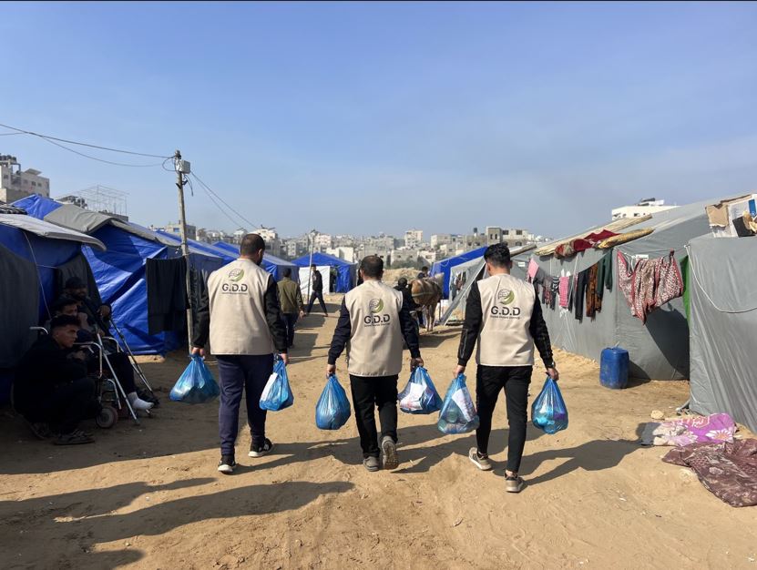 غزي دستك تواصل تقديم الطرود الغذائية للأسر النازحة