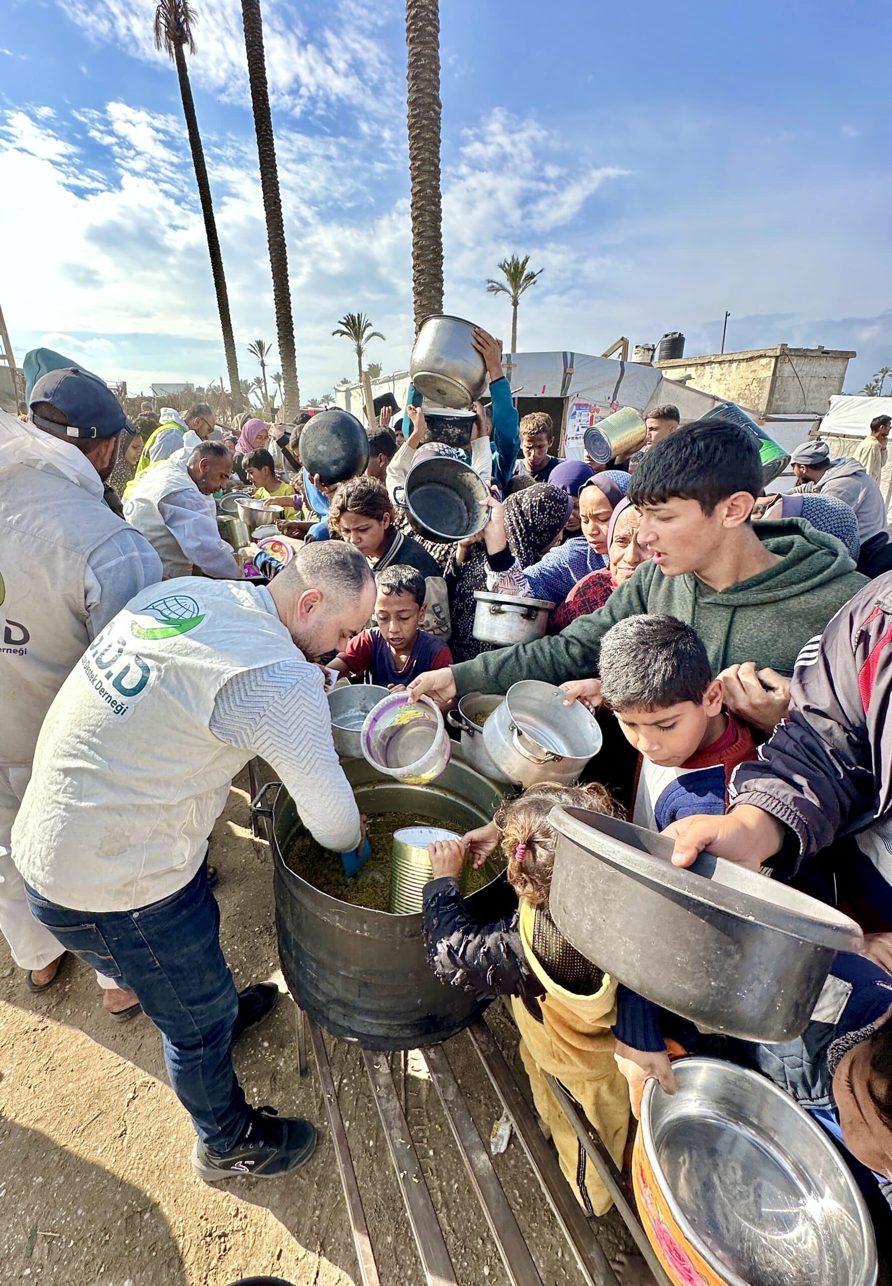 غزي دستك تستمر في توزيع تكيات الطعام اليومية للنازحين في غزة