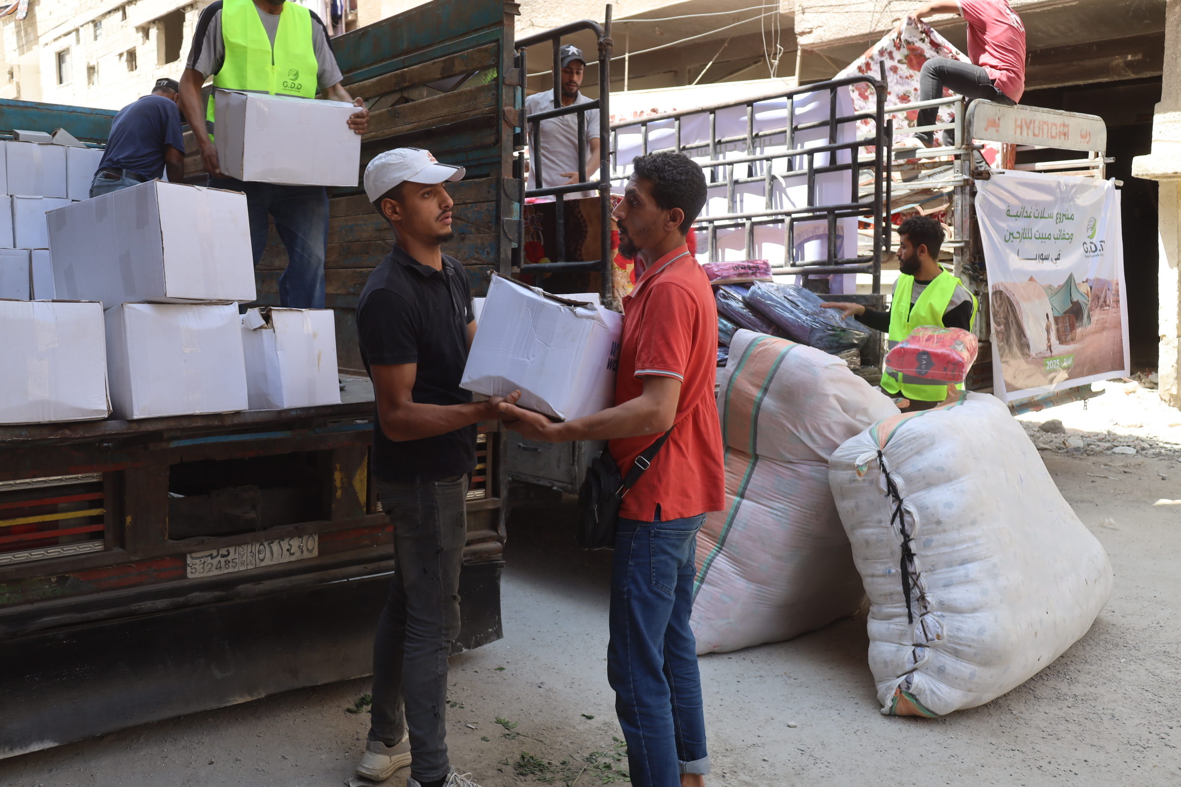 غزي دستك توزع طرود غذائية للأسر الفقيرة في مخيمات اللجوء في سوريا