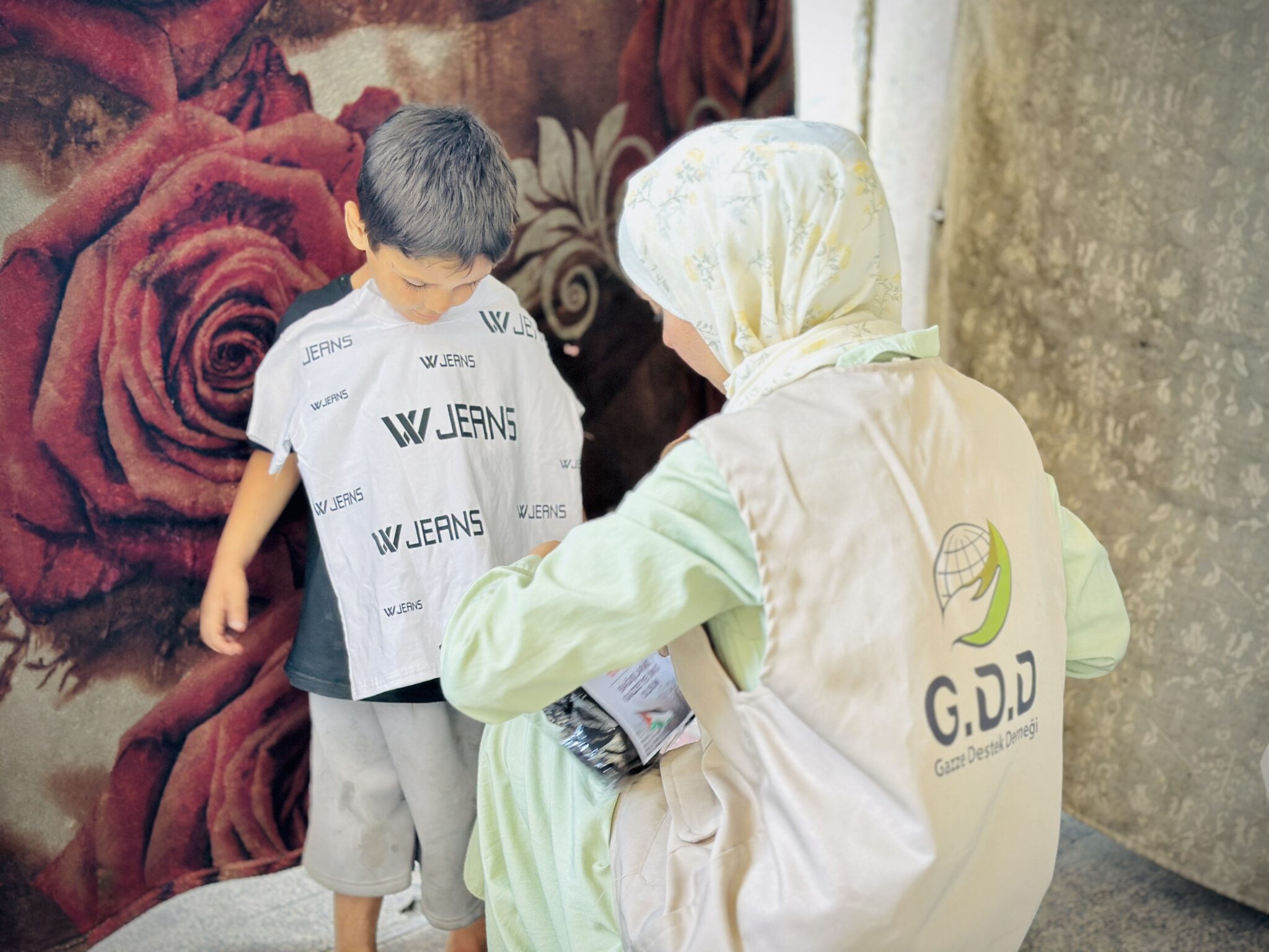 غزي دستك توزع ملابس للاطفال النازحين في غزة