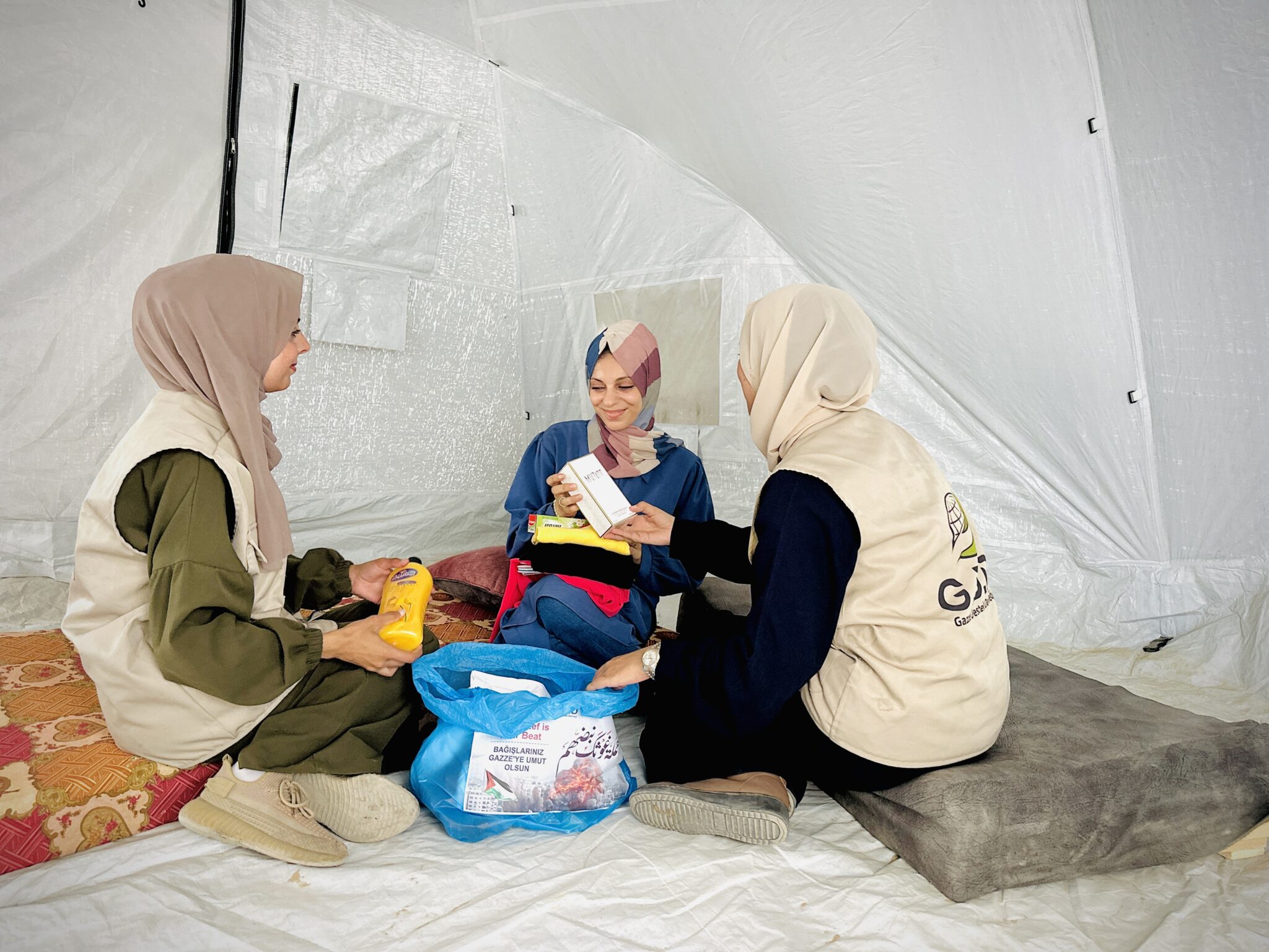 توزيع طرود عائلية للنازحين في غزة