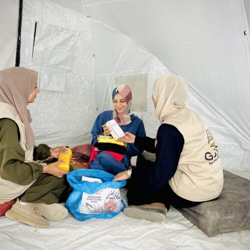 توزيع طرود عائلية للنازحين في غزة