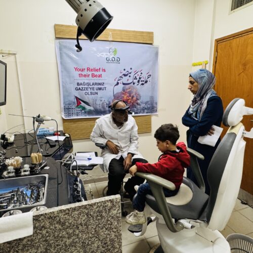 غزي دستك تنفذ مشروع العيادة المتنقلة لعلاج المرضى في مراكز الإيواء