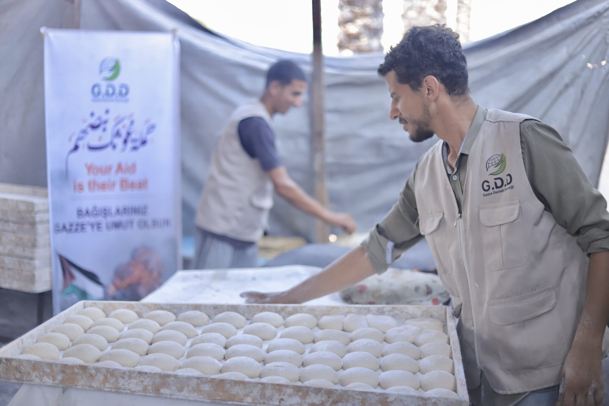 غزي دستك تستمر في توزيع الرغيف الخيري في ظل ازمة المجاعة في غزة