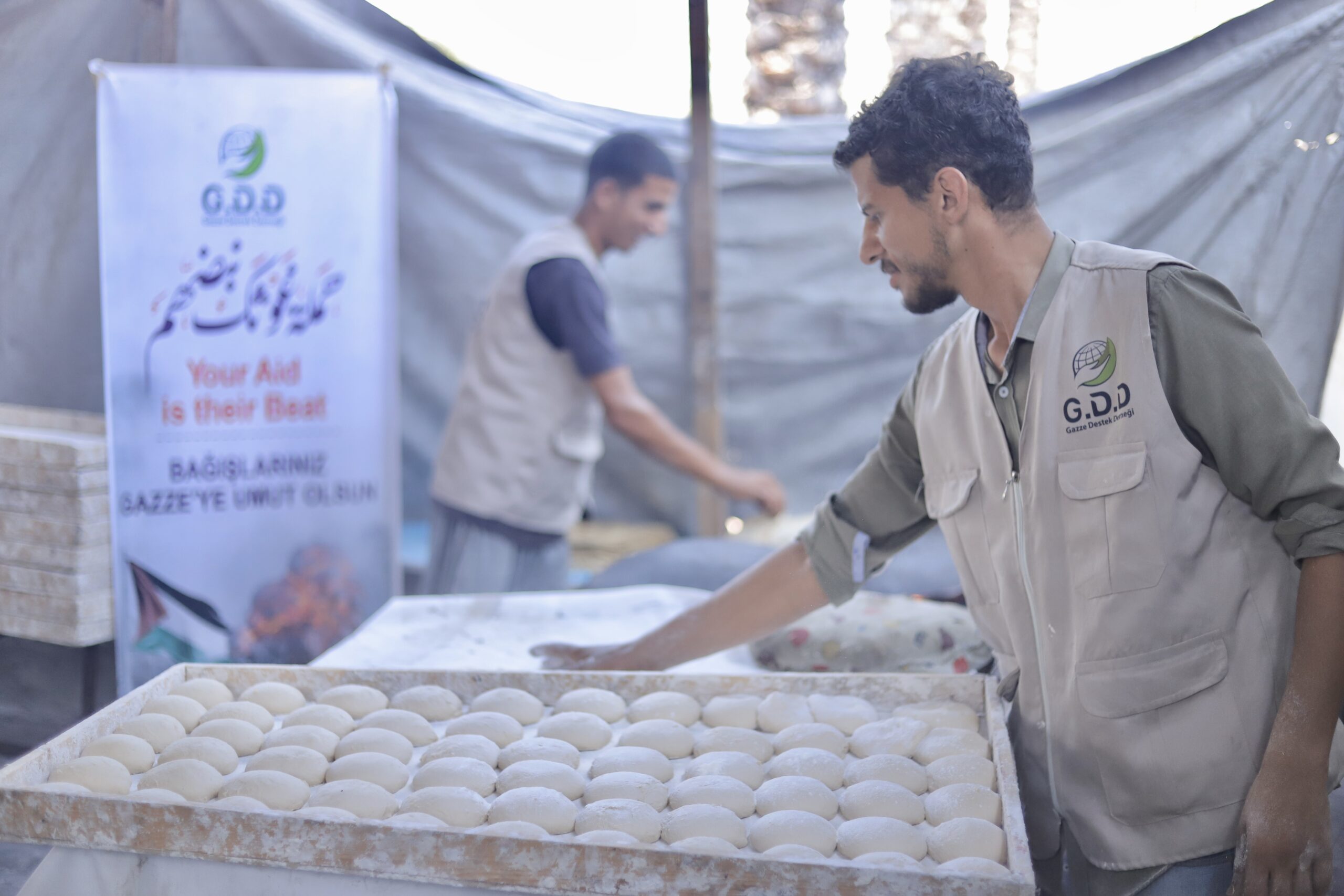 غزي دستك تستمر في توزيع الرغيف الخيري في ظل ازمة المجاعة في غزة