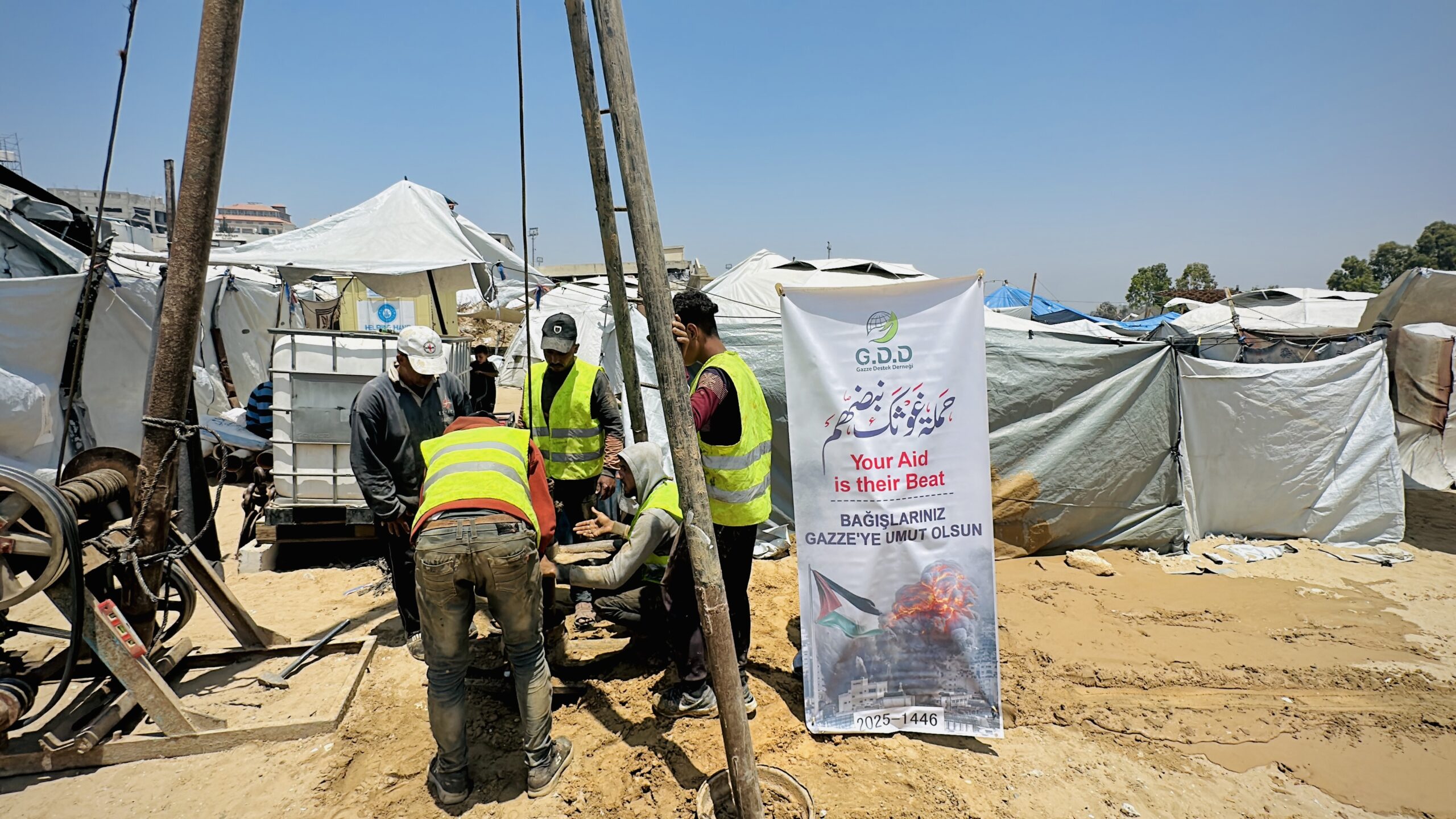 غزي دستك تنفذ مشاريع حفر آبار مياه شرب للنازحين في مخيمات الإيواء