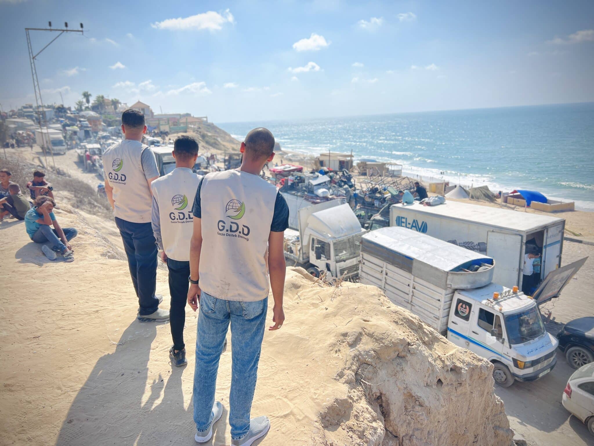 غزي دستك توزع طرود غذائية على خط النزوح