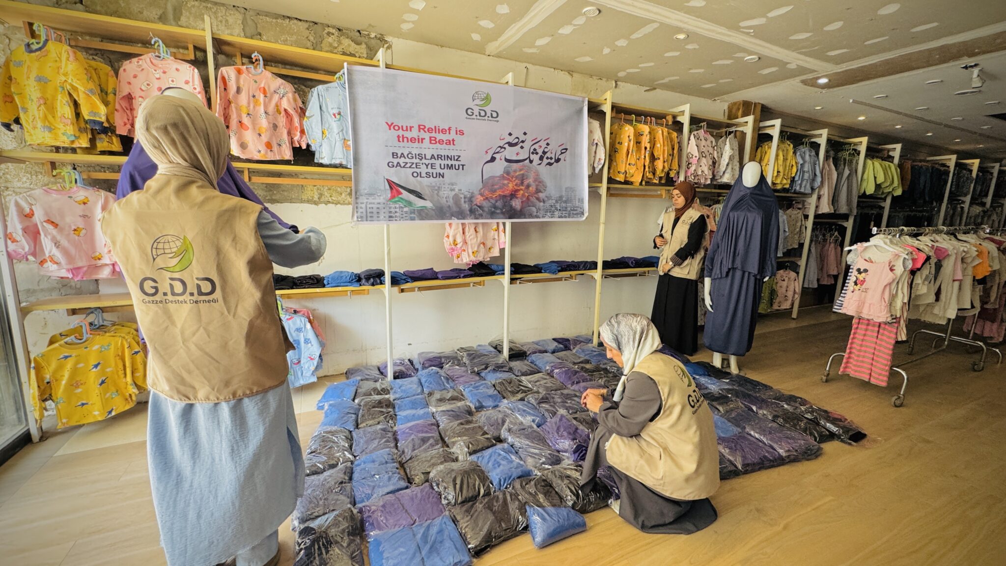 غزي دستك توزيع احتياجات نسائية للنازحات في مخيمات الايواء