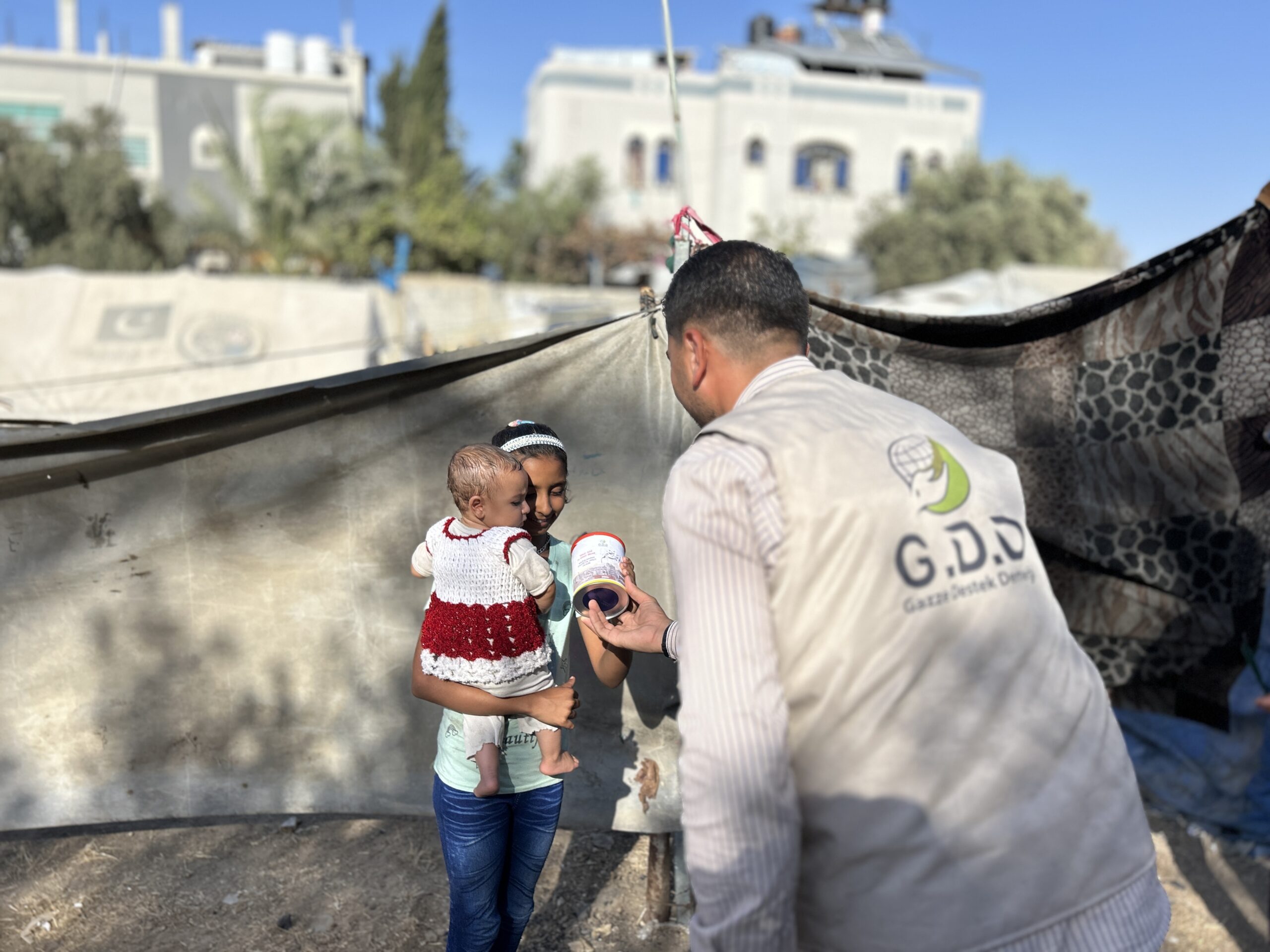 Gazze Destek continues milk distribution for children in displacement camps