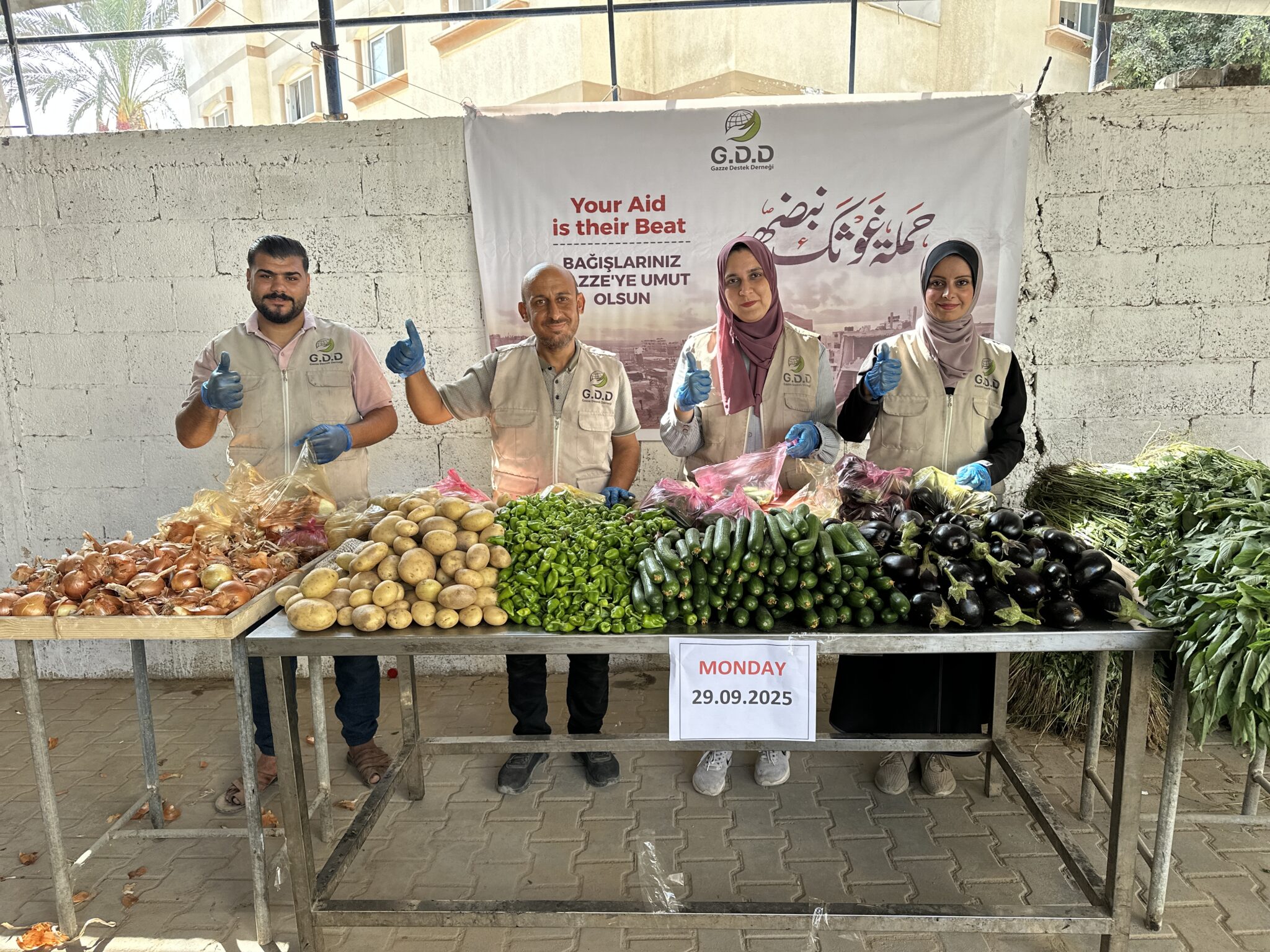 غزي دستك تواصل توزيع سلات الخضار على الأسر النازحة